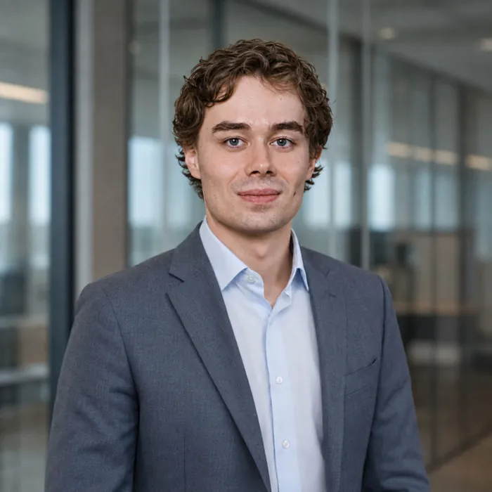 Portrait of Malte Peters, Analyst.